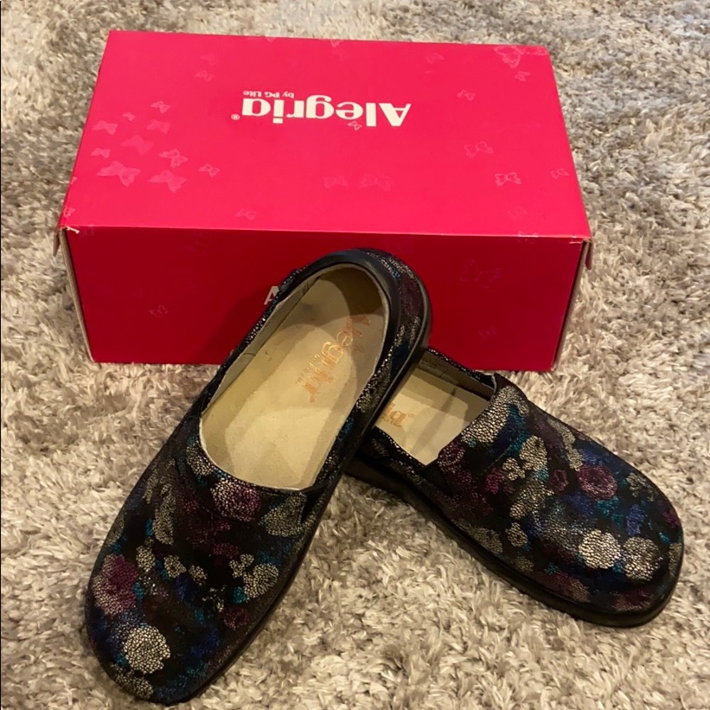 Alegria nursing clogs